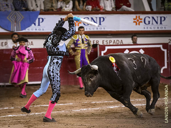 V�ctor Mora, luci� en rehiletes