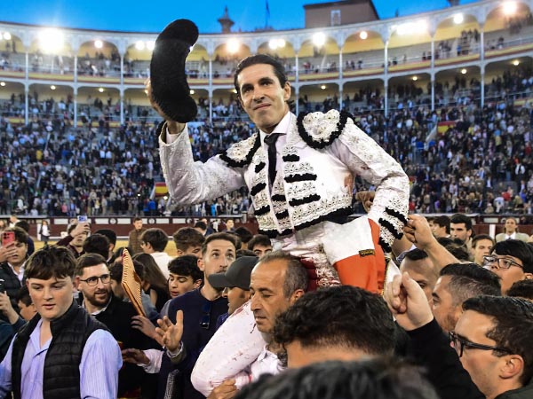 Su s�ptima salida en hombros en Las Ventas