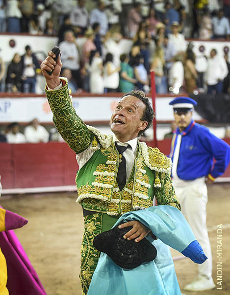 Oreja, y la plaza de cabeza