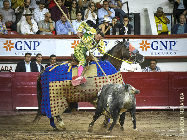 Subi� al caballo y ofici� de lancero