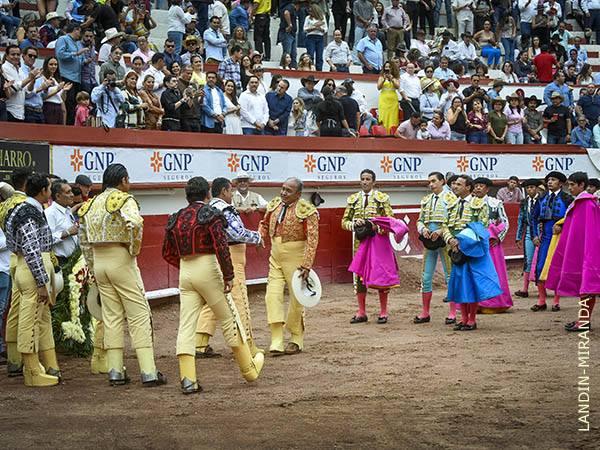 Cuatro matadores y cuadrillas en la vuelta
