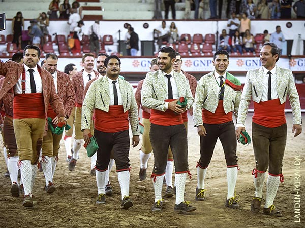 Se despidieron con sonora ovaci�n