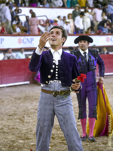 Guillermo, oreja en mano da la vuelta