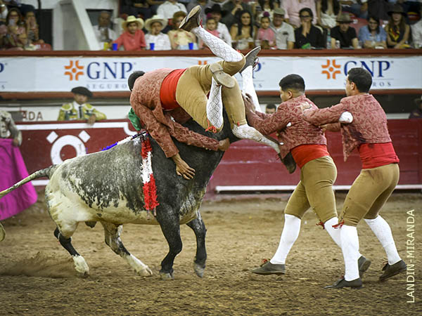 Justin Azevedo al frente de los visitantes