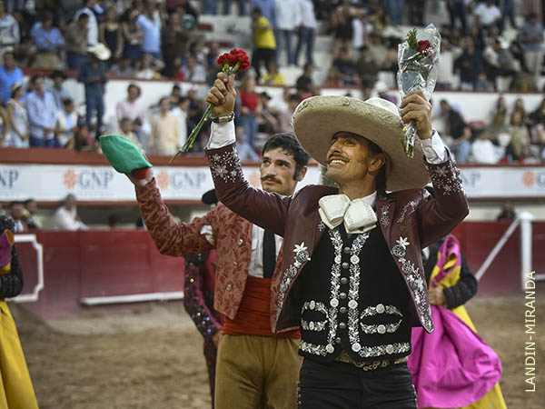 Aaron Teixeira y Emiliano dan la vuelta