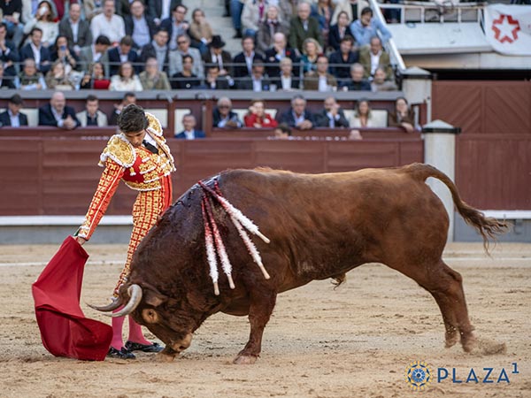 De costado por el derecho