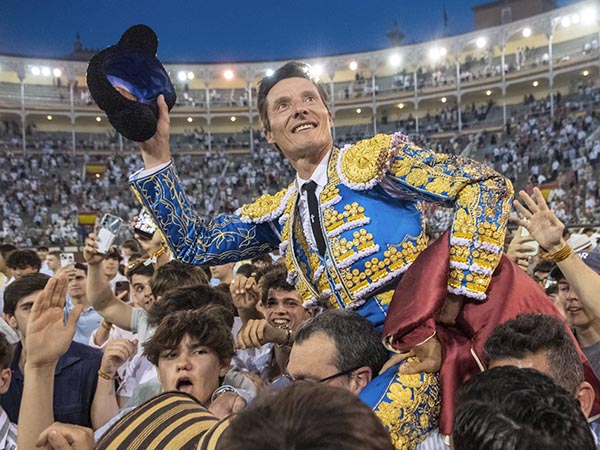 Urdiales abre la Puerta Grande de Madrid