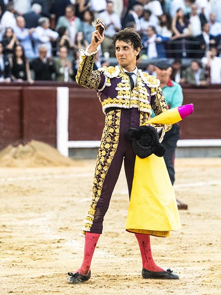 Roca Rey cort� un trofeo