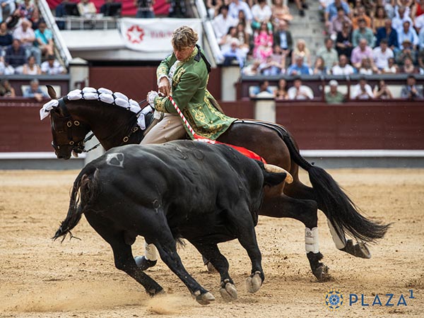 Rui inicia el festejo de rejones