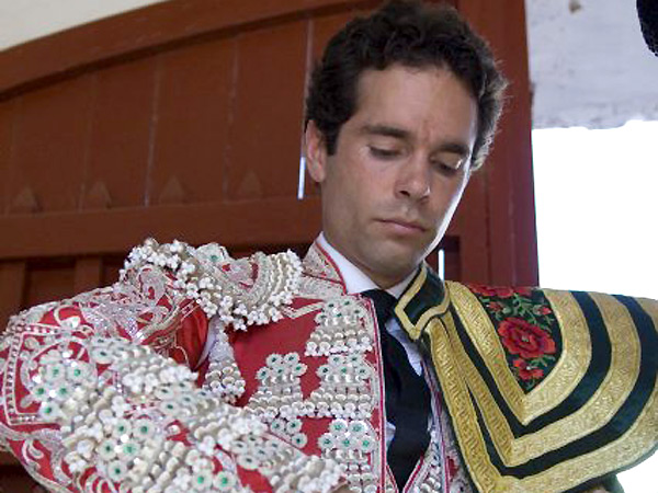 Li�ndose el capote de paseo