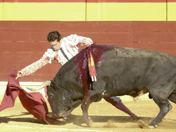 Dobl�ndose para someterlo