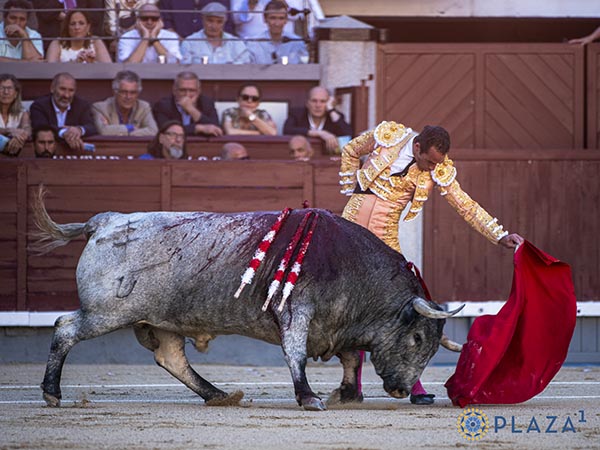 Rompi� a embestir con claridad