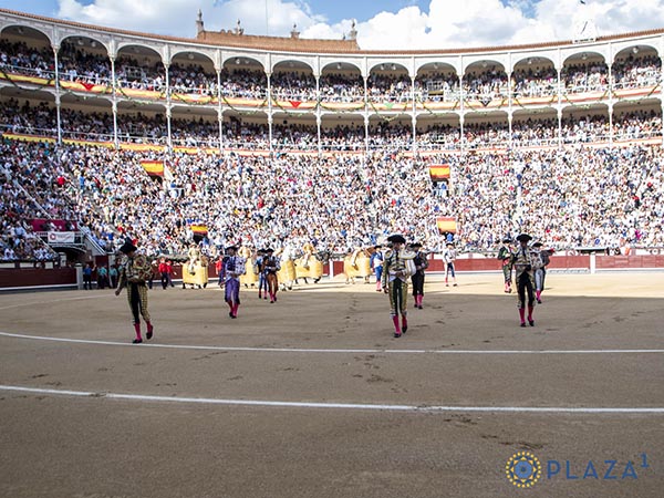 Plaza llena en la Beneficencia