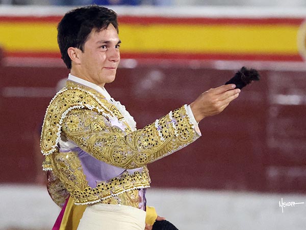 L�pez Ortega, oreja en mano