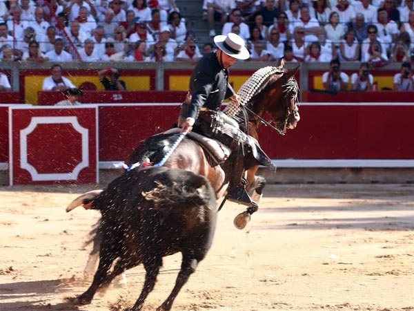 Banderola en mano
