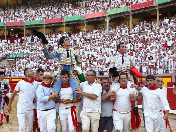 Salida a hombros con orejas de plaza port&aacute;