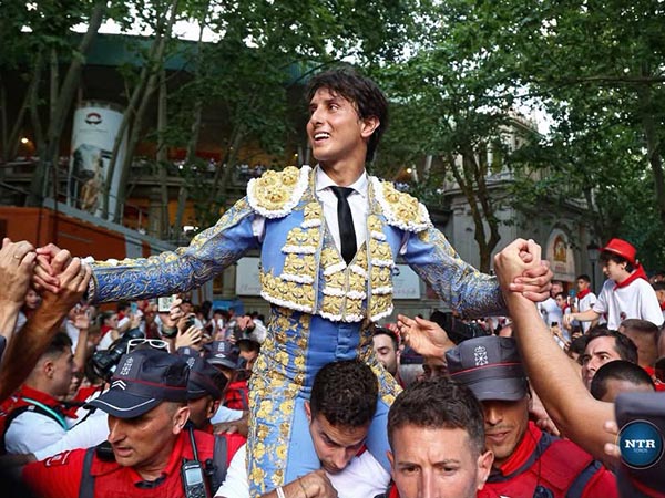 Roca Rey en volandas
