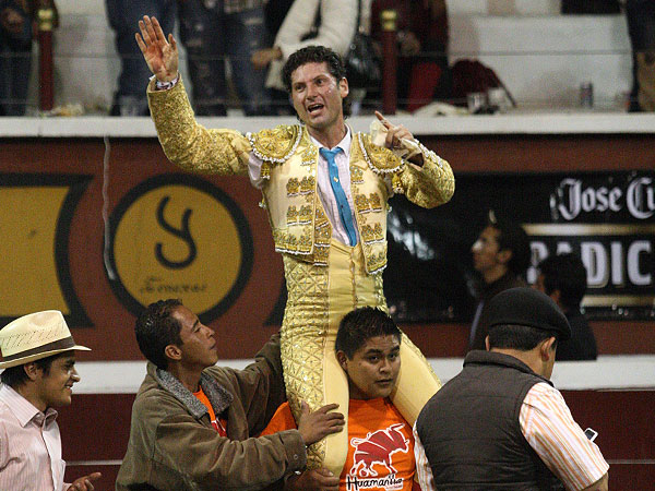 Fernando Ochoa a hombros