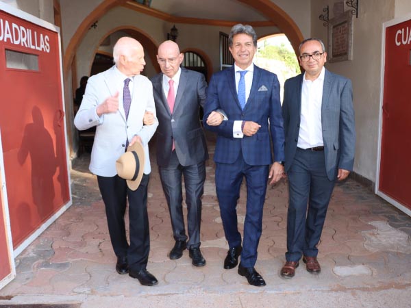 En la puerta de cuadrillas