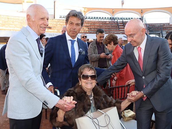 Do�a Laura de Villasante con los autores