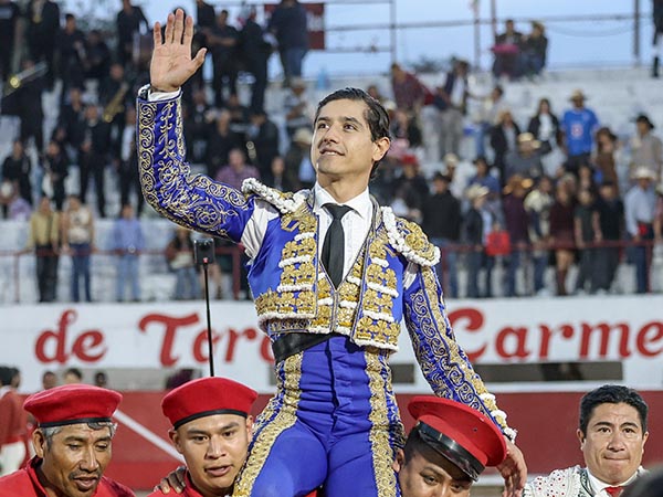 Luis David, a hombros en Caxuxi