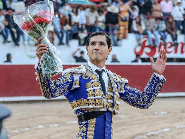 Dos orejas y ramo de claveles