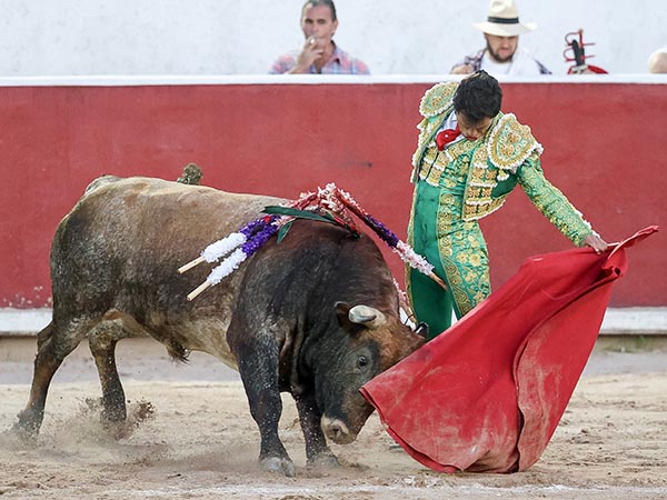 Entonado por el izquierdo