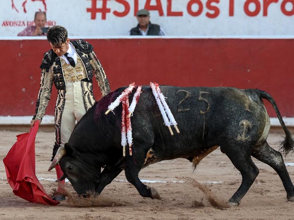 Relajado ante el salpicado