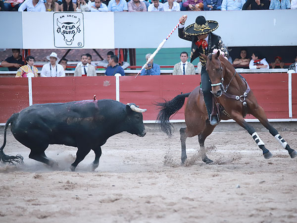 Emiliano Gamero dejando el primer rej�n