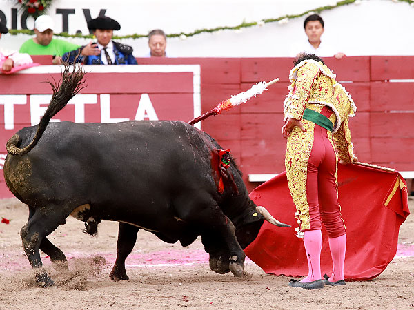 Jos� Mar�a Mac�as corriendo la mano