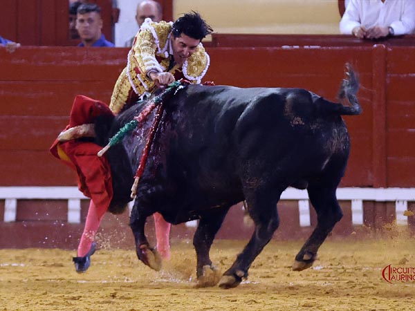 Espadazo hasta las cintas