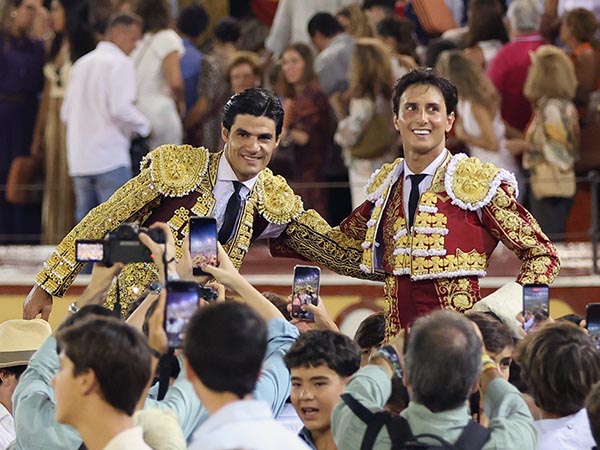 Aguado y Roca Rey en volandas