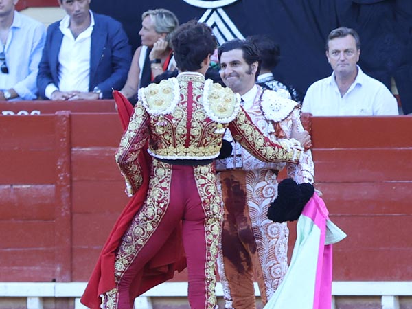 Un brindis marca la corrida en El Puerto
