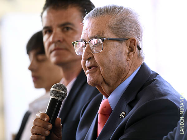 Altru�sta y comedido