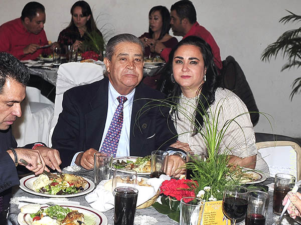 Al lado de Ana Luisa, su hija