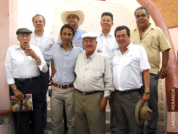 Con su grupo de compa�eros de tendido