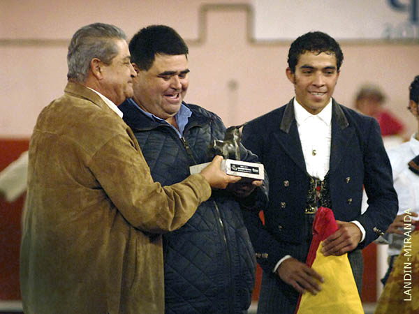 Trofeo en mano en la San Marcos