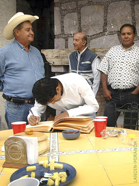 Joselito Adame firma el libro de visitas