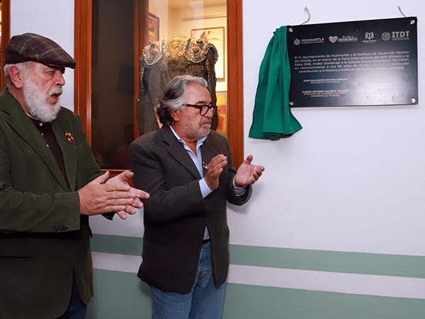 Develaci�n de la placa conmemorativa