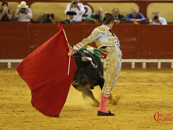 Por la espalda