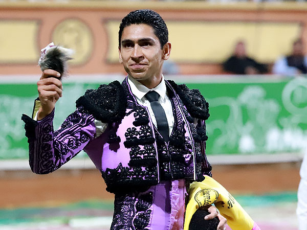 H&eacute;ctor Guti&eacute;rrez ilumina en Las Luces