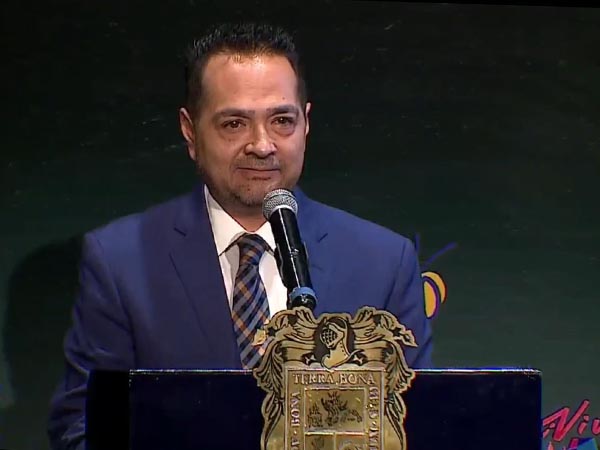 Guillermo Leal en la conducci�n del evento