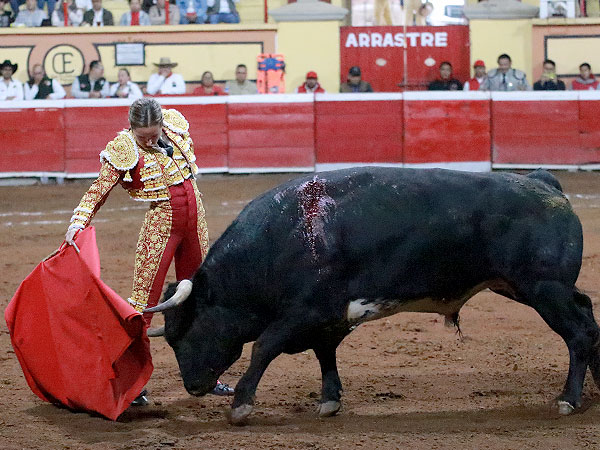 Paola apuntando el toreo bueno
