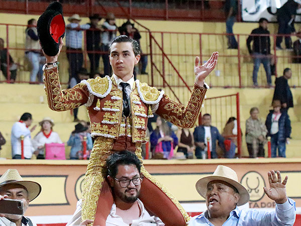 Bruno Aloi cae de pie en Huamantla
