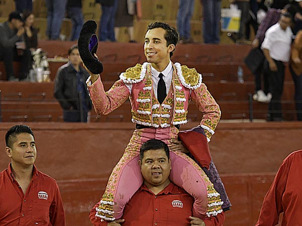 Leo se adue&ntilde;a de la noche de San Luis Rey