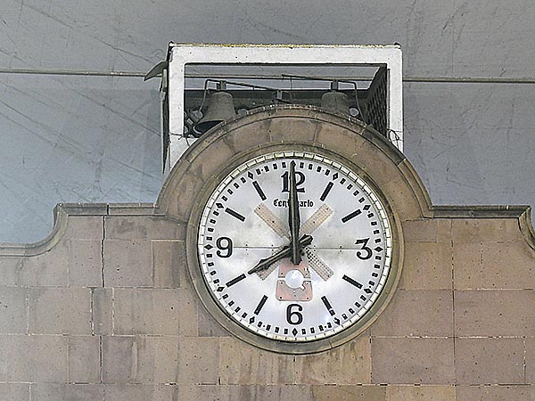 A la hora en punto