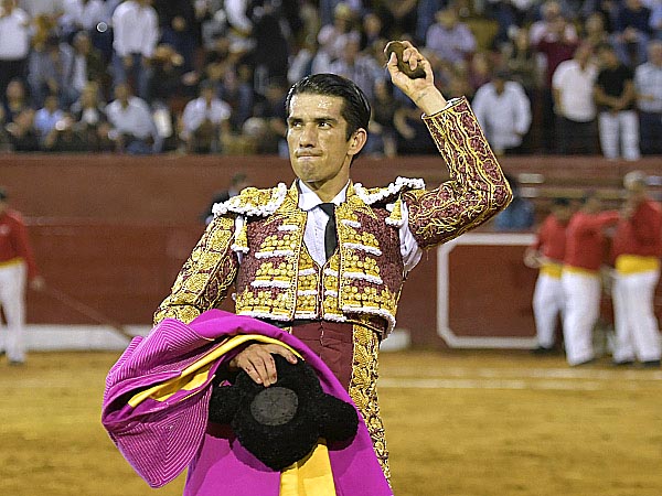 Oreja en mano