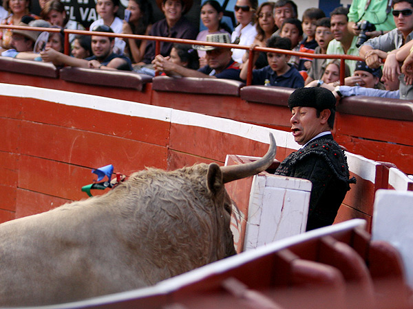 Remat� arriba con violencia