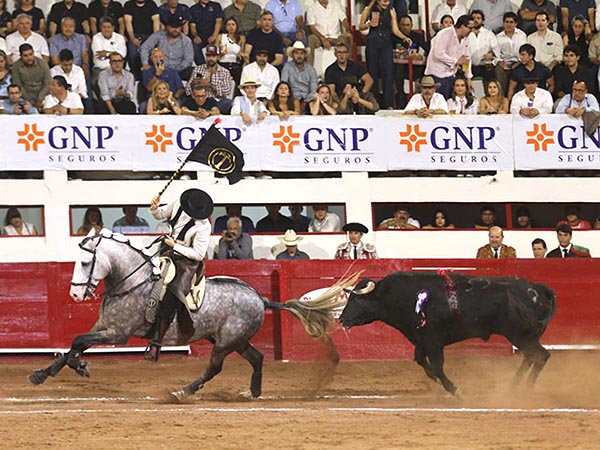 El caballista abre el festejo