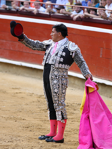 El Formidable, saludando